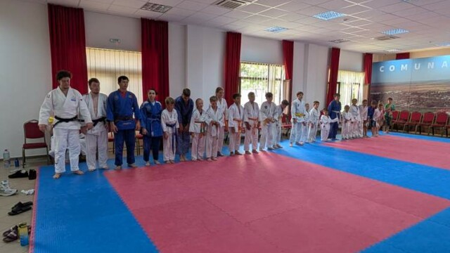 Judokas de l'AJSS lors du tournoi international de Vladeni en Roumanie - Echange Roumanie Judo