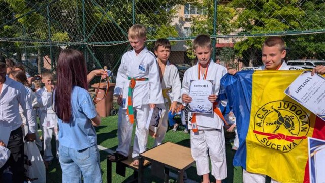 Judokas de l'AJSS lors du tournoi international de Vladeni en Roumanie - Echange Roumanie Judo